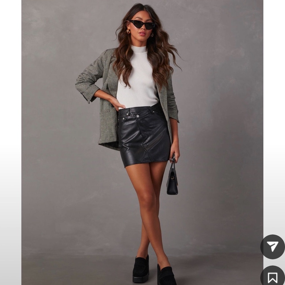 OLIA/VICI black leather cross waist mini skirt